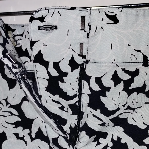 Ann Taylor Black and Baby Blue Floral Women Shorts Cargos - Picture 4 of 10